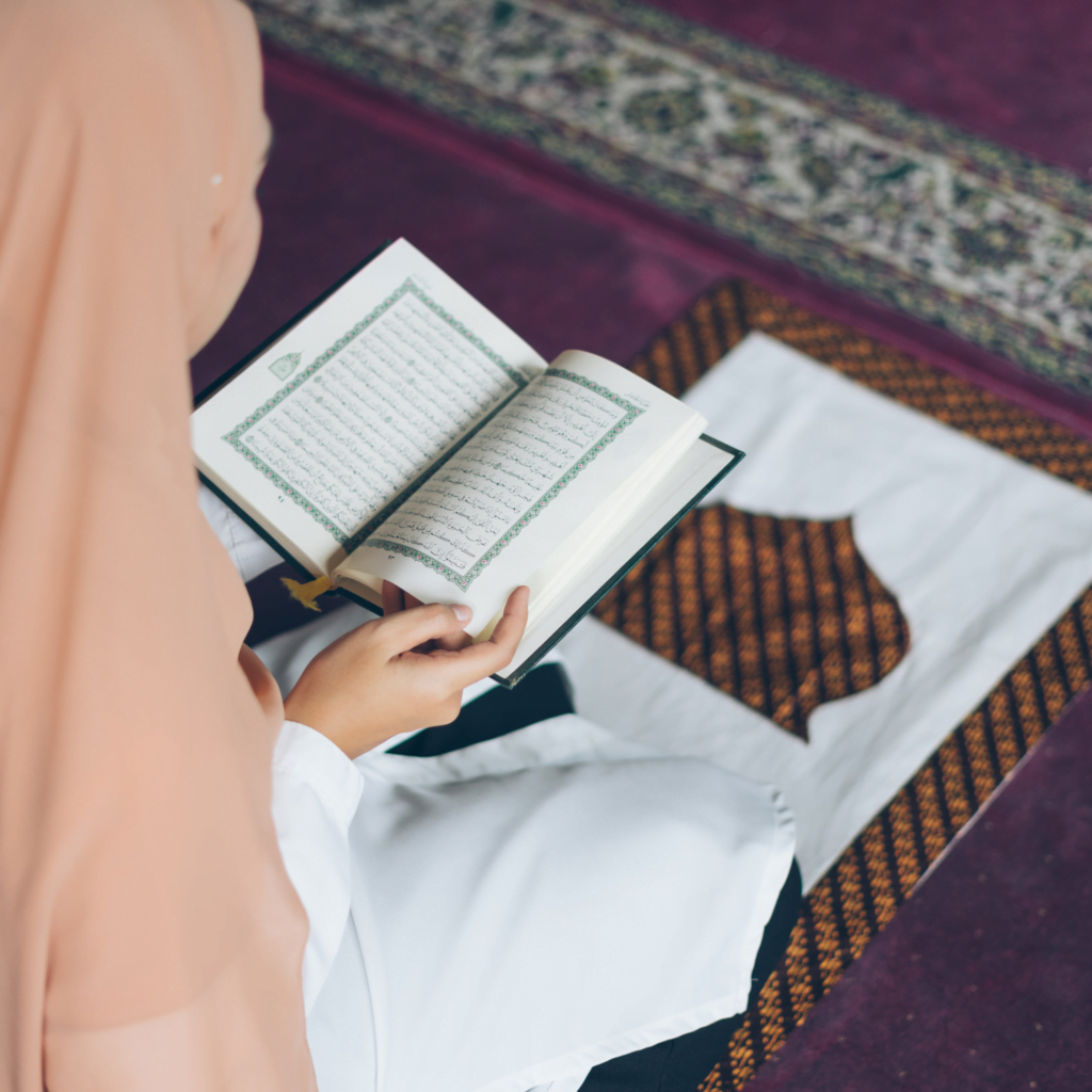 محفظة قرآن للنساء عن بعد